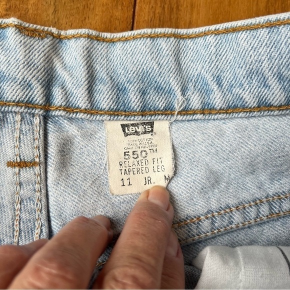 Levi 550 Cutoff High Rise Distressed Shorts. Light Blue. Size 11 - Picture 7 of 7